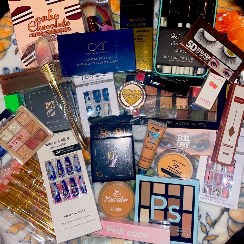 💋Random Make Up Scoop💄(AT LEAST 15 PIECES) 💋